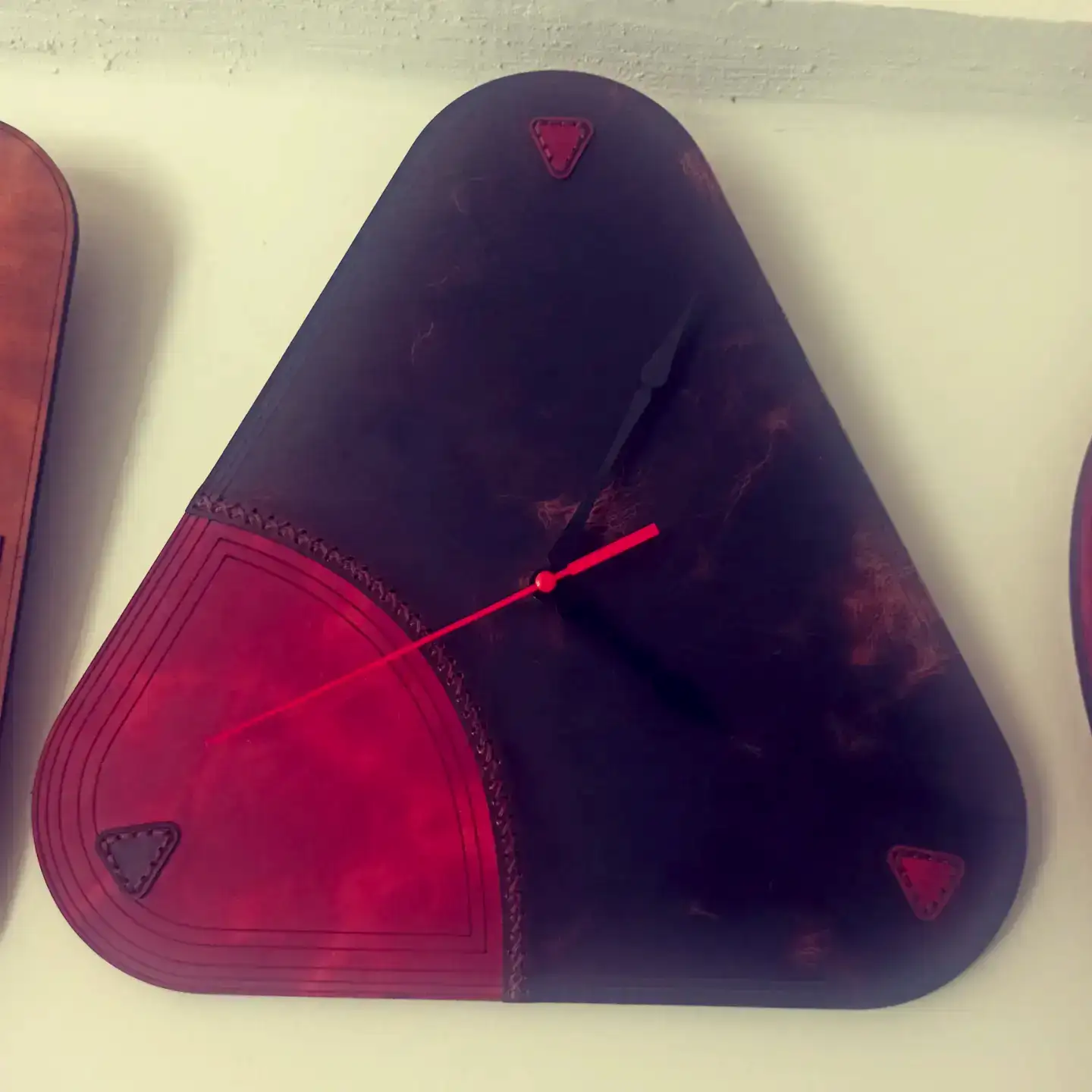 DERİ DUVAR SAATİ V-2 (ÜÇGEN)