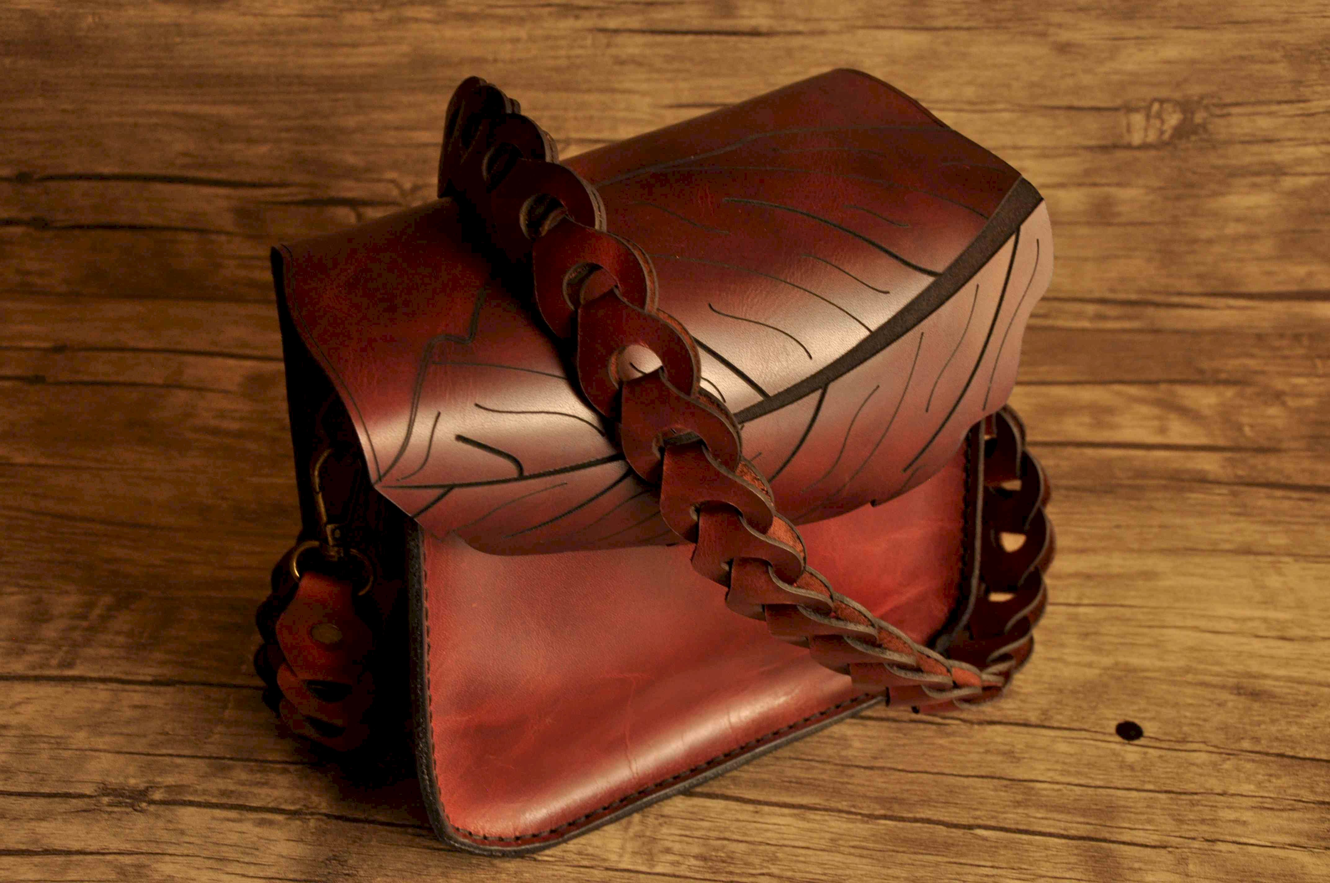 MOTIFLİ EL YAPIMI DERİ OMUZ ÇANTASI