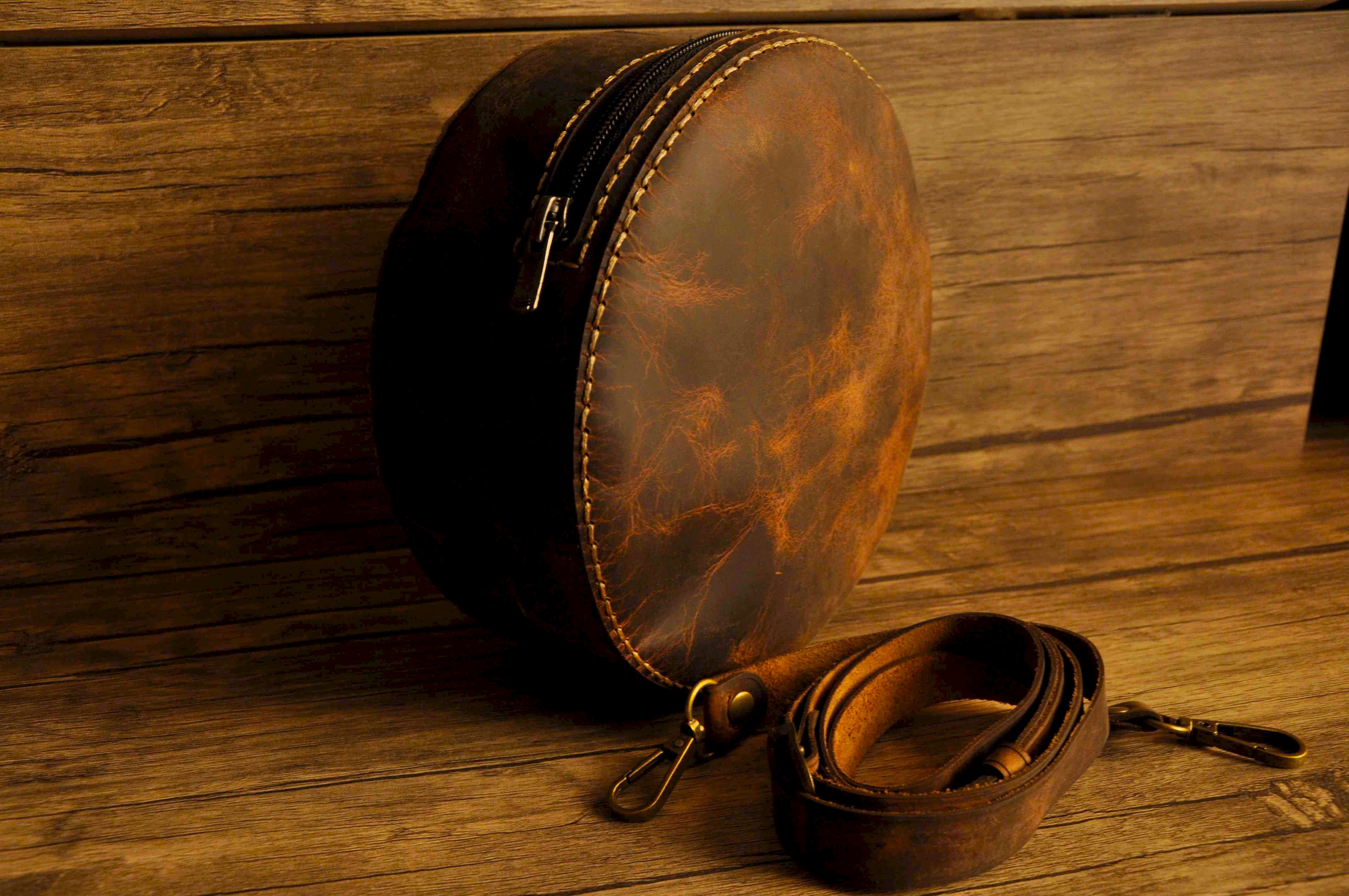 ROUND EL YAPIMI DERİ OMUZ ÇANTASI