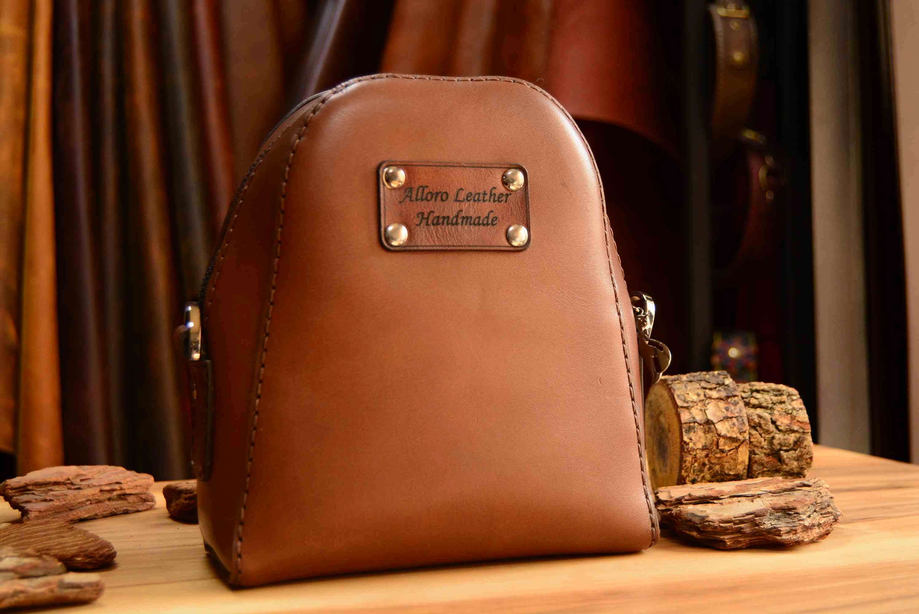 VERTICAL EL YAPIMI DERİ OMUZ ÇANTASI