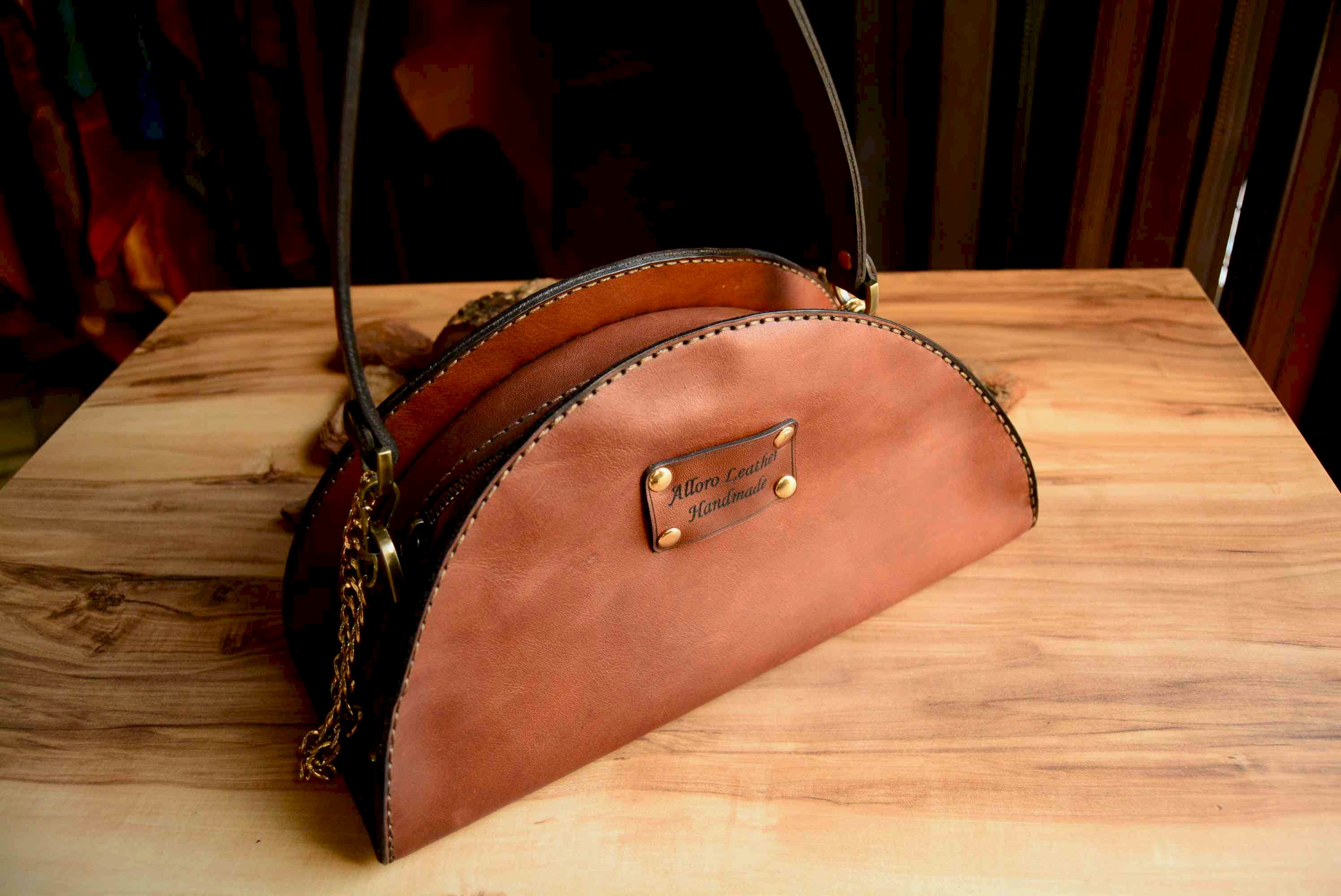 YARIM AY EL YAPIMI DERİ OMUZ ÇANTASI